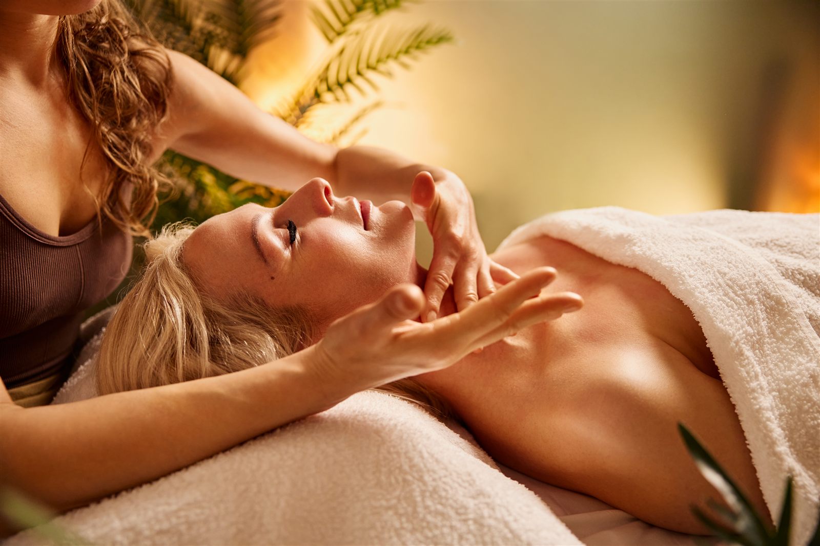 Massage bien-être du visage dans une ambiance apaisante